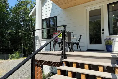 Image de Modern 2br forest retreat steps from Galbraith trails & Lake Whatcom. Fast Wi-Fi & desk for remote work. Mount Baker skiing just 80 mins away.