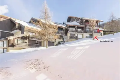 Image de Accès à la télécabine skis aux pieds studio la plagne montalbert