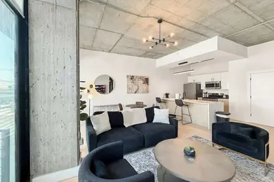 Image de Trendy NoLibs 1br | Near Dining | Sleeps 4