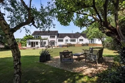 Image de Stunning 5 bed home close to Stratford with fantastic gardens/tennis court.