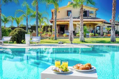 Image de Deluxe Villa with Salata Pool Large Green Spaces By Sicily Home Solutions