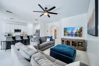 Image de Modern Lux Villa Mins to Disney! Resort Home w/ Pool and Hot Tub! No Resort Fee!