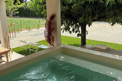 Image de Gîte dans la campagne provençale. Piscine chauffée.