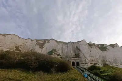 Image de L'Échappée belle face aux falaises, plage à 150m