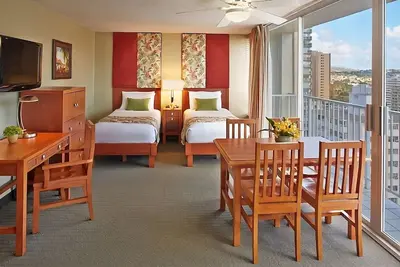 Image de Discover Serenity: Rooftop Bliss, Pool, Sauna, Minutes from Waikiki Beach!