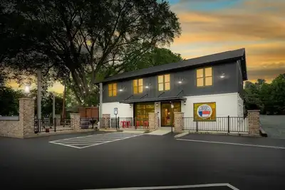 Image de Luxury Elon Loft • Walk to Elon University • Private Deck & Modern