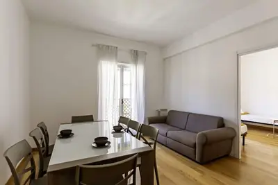 Image de GuestHost - Roomy and cozy apartment of 116 sqm, for up to 9 people, on the 5th floor of a building with lift (Not suitable for disabled people, some steps to access it). The property is located in the heart of Florence (Restricted-Traffic Area), just 50
