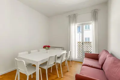 Image de GuestHost - Roomy and modern apartment of 108 sqm, for up to 7 people, on the 4th floor of a building with lift (Not suitable for disabled people, some steps to access it). The property is located in the heart of Florence (Restricted-Traffic Area), just