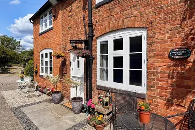 Image de Weighbridge House – 4-Bedroom Canal-Side Cottage in Tardebigge