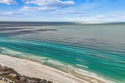 Image de White Sand & Emerald Waters! Beachfront 1br/2ba condo in Miramar Beach.