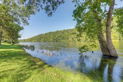 Image de Riverfront Home w/ Porches & Views in Cotter!