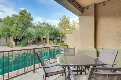 Image de 1 Mi to Golf: Lake-View Condo w/ Pool in Chandler!