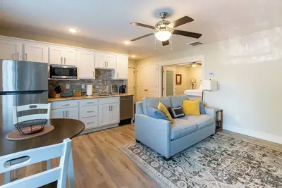 Image de Charming guest house on private property with Ac in quiet part of Ozark