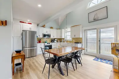 Image de Bright and beautiful lake view home w/deck, grill & games room