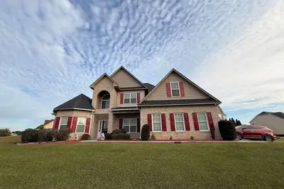 Image de Raeford Large Family Gathering Home 12 guest, Games, Movie Room & Outdoor Space