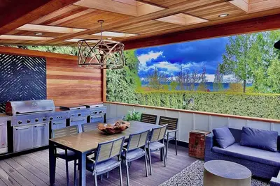 Image de Downtown Kirkland Lakeview House and Guest Cottage