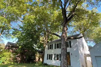 Image de Family-friendly home, beautiful fenced-in yard, short walk to Ball State Campus