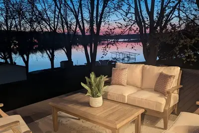 Image de Lake Panorama Luxe Retreat with Gourmet Kitchen & Stunning Sunsets\n