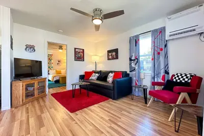 Image de Escape to our cozy, retro-inspired haven in Coalinga, just minutes from the town center. Perfect for business or leisure, this vibrant home comfortably accommodates guests with a queen pull-out couch.