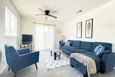 Image de Kick back in this calm, stylish 2-bedroom home in the heart of Coalinga. Perfect for families or professionals, it features a dedicated workspace, a fully equipped kitchen, and a bright living area.