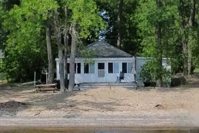 Image de Lake Champlain Beachfront Retreat