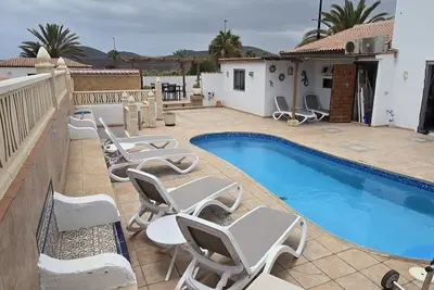 Image de 3 Bed Villa - Sleeps 6 - Pool - HotTub- Parking