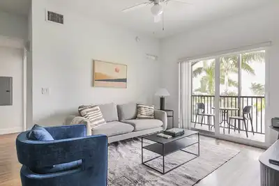 Image de Blueground | Miramar, pool, nr C. B. Smith Park