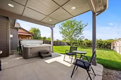 Image de Hot Tub-Game room-Backyard-King-Parking-300Mbps