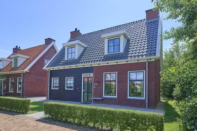Image de Luxe villa avec sauna, sunshower et baignoire