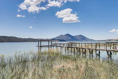 Image de Watefront Getaway w/ Mtn Views & Dock in Clearlake