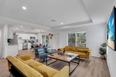 Image de Luxe Stay Near Gulf, Spacious w/ Pool & Garage, Sleep 09