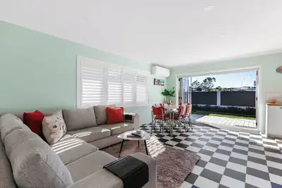 Image de Sandy Bar - Stylish 3-Bedroom Retro-Inspired Home with Sunlit Deck, Pet-Friendly Yard, and Prime Location Steps from Mount Maunganui’s Best Cafés and Golden Beaches