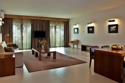 Image de Rare Gem! Spacious Villa with Kitchen, Private Balcony! Pools and Beach Access!