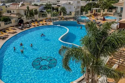 Image de Convenient Stay, Central Location! Indoor & Outdoor Pool, Spa, Airport Shuttle!