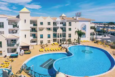 Image de For The Whole Family! Four Spacious Units, 2 Swimming Pool, Free Parking!