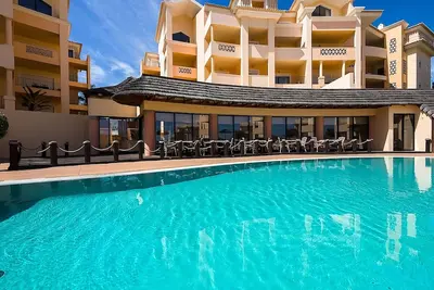 Image de Spacious and Fully-furnished 3br Apartment! Free Parking and 3 Swimming Pools!