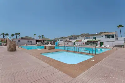 Image de Maison de Vacances 'María' avec Vue sur la Mer, Piscine Commune et Terrasse Privée