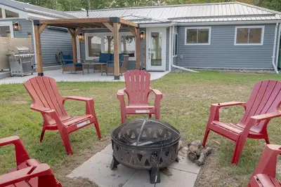 Image de Trent River Retreat – Peaceful Waterfront Cottage with Private Dock, Sunroom