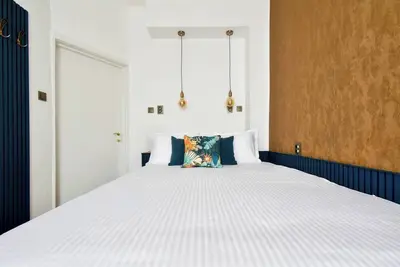 Image de 2br, 4 Baths, Terrace – Steps from Sofia Landmarks