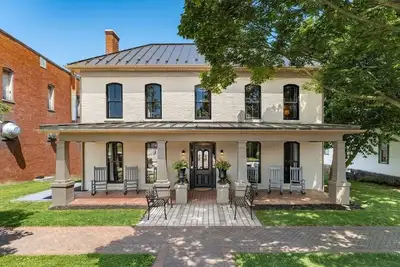 Image de Historical & Quaint Renovated I-House in Downtown Somerset W/ Great Walkability