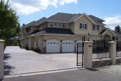 Image de Spacious 5-bedroom villa in charming Bothell Sleeps 16+