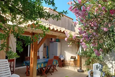 Image de Villa avec terrasse couverte et jardin. Animaux de compagnie acceptés