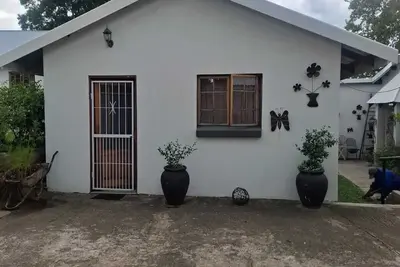 Image de Flat 3 @ 33 On Loop, Ladybrand - Cosy 2 Bedroomed, 2 Bathroom, Lounge & Kitchen.