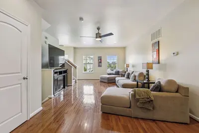 Image de Central Christiana Moderno - 3-Br Townhome in delightful Newark with Ac and more