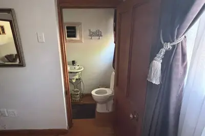 Image de Flat 4 @ 33 On Loop, Ladybrand - Cosy 2 Bedroomed, 2 Bathroom, Lounge & Kitchen.