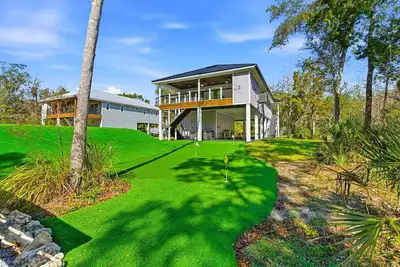 Image de New Modern Homosassa Home Hot Tub, Putting Green