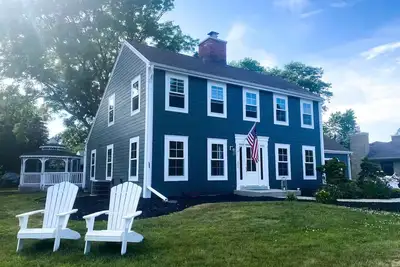 Image de Lake Michigan Getaway! Lake Views, 4br/3ba, Walk to Beach in Quiet Neighborhood
