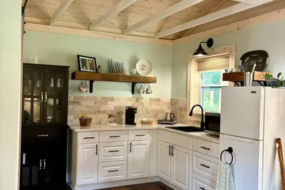 Image de Serene Retreat With Charming Porch