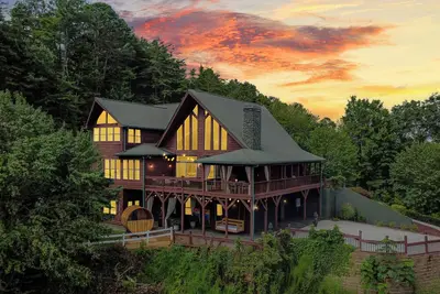 Image de Private estate w/ hot tub, sauna, game room, theater, pickleball & epic views