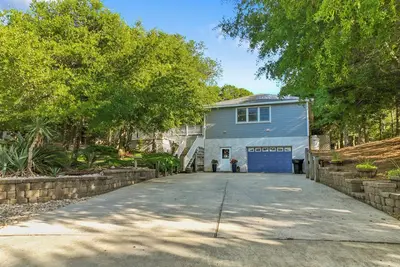 Image de Spacious, Private, large pool near beaches!